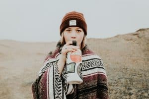 mujer tomando agua