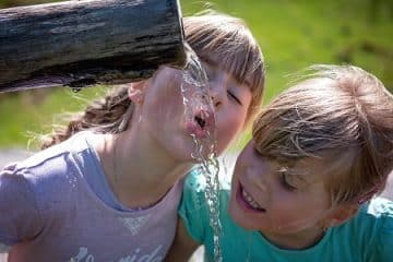 Niños tomando agua